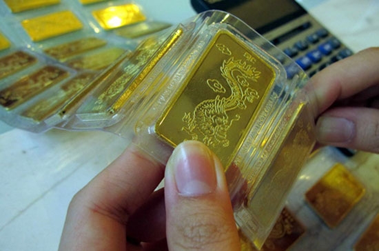 Lý do chính đẩy giá vàng trong nước cao hơn một năm trước từ 4 - 5 triệu đồng/lượng và cao hơn giá thế giới hiện tại 3 triệu đồng/lượng là do “sốt” thanh khoản vàng từ các ngân hàng thương mại trót để trạng thái vàng âm quá sâu.