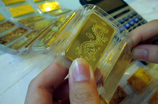 Lý do chính đẩy giá vàng trong nước cao hơn một năm trước từ 4 - 5 triệu đồng/lượng và cao hơn giá thế giới hiện tại 3 triệu đồng/lượng là do “sốt” thanh khoản vàng từ các ngân hàng thương mại trót để trạng thái vàng âm quá sâu. 