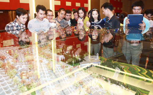 Khách hàng, nhà đầu tư Hà Nội tham gia lễ mở bán Sapa Villas &amp; Mountain Club tối 29/10.<br>