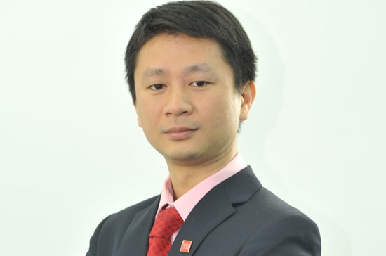 Ông Nguyễn Đức Hùng Linh: "Việc hạ lãi suất sẽ có tác động tích cực đầu tiên với ngành ngân hàng bởi nó giúp giảm nhanh giá vốn. Ngoài ra, lãi suất thấp sẽ giúp đẩy nhanh tín dụng".