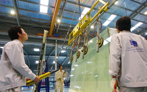 Chỉ số nhà quản trị mua hàng trong tháng 7 có kết quả 48,5 điểm, tuy đã 
có cải thiện hơn so với mức 46,4 điểm của tháng 6 nhưng vẫn nằm dưới 
ngưỡng 50 điểm, biểu thị lĩnh vực sản xuất giảm sút ba tháng liên tiếp - Ảnh: Việt Tuấn. 