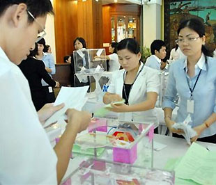 Ngày 28/1/2008, Sabeco tiến hành đấu giá 128.257.000 cổ phần tại Sở Giao dịch Chứng khoán Tp.HCM; tổng khối lượng đăng ký mua là 78.373.000 cổ phần (chỉ bằng 61% so với lượng chào bán) với giá đấu thành công bình quân là 70.003 đồng/cổ phần - Ảnh: Tuổi trẻ.