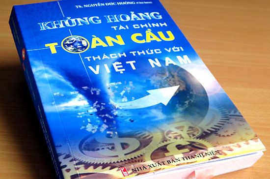 Trang bìa cuốn sách “Khủng hoảng tài chính toàn cầu - Thách thức với Việt Nam”.