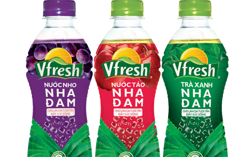 Dòng sản phẩm Vfresh Nha Đam có 3 hương vị gồm: trà xanh Nha Đam, nước nho Nha Đam, nước táo Nha Đam, được đóng 
trong bao bì chai nhựa mới.