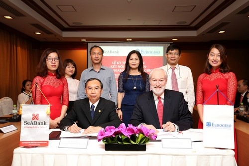 Thông qua hệ thống thanh toán giữa Eurogiro và SeABank, khách hàng có 
thể thực hiện giao dịch chuyển tiền về Việt Nam bằng nhiều cách thức 
khác nhau như chuyển tiền qua thẻ, chuyển tiền qua Internet hoặc điện 
thoại di động.