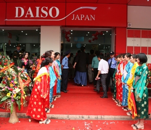 DAISO, một thương hiệu bán lẻ của Nhật Bản khai trương siêu thị tại một vị trí "vàng" ở Hà Nội.