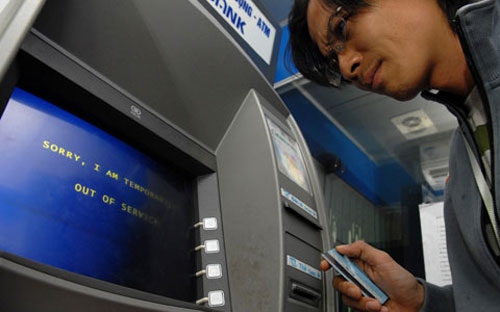 Phí rút tiền mặt tại ATM cho giao dịch nội mạng có mức thấp nhất là 0 
đồng và mức thu tối đa sẽ  tăng dần theo từng năm, từ 1.000 đồng/lần 
giao dịch vào năm 2013 đến 3.000 đồng/lần giao dịch vào năm 2015; giao 
dịch ngoại mạng tối đa là 3.000 đồng/lần. - Ảnh minh họa.<br>