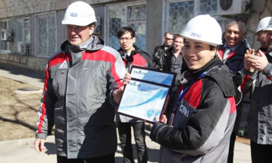 Một cán bộ Việt Nam học về quản lý và vận hành nhà máy điện hạt nhân đang nhận giấy phép lao động tại Nga - Ảnh: Tổng công ty Sông Đà.