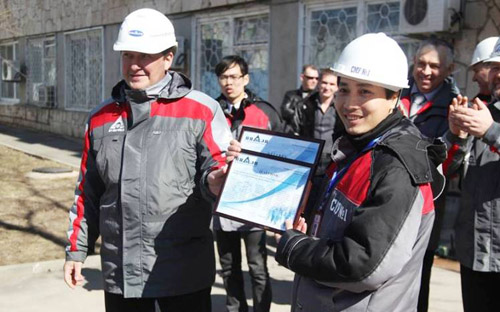 Một cán bộ Việt Nam học về quản lý và vận hành nhà máy điện hạt nhân đang nhận giấy phép lao động tại Nga - Ảnh: Tổng công ty Sông Đà.<br>