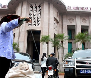 Tỷ lệ dự trữ bắt buộc giảm, các ngân hàng có thêm vốn để mở rộng tín dụng, hỗ trợ nền kinh tế. (Trong ảnh: Trụ sở Ngân hàng Nhà nước) - Ảnh: Việt Tuấn.