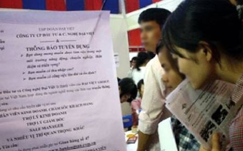 Sự chuyển dịch người lao động bị thất nghiệp sang khu vực phi chính thức
 cho thấy tác động của khoảng 54,2 nghìn doanh nghiệp giải thể hoặc 
ngừng hoạt động&nbsp; trong năm 2012 đến vấn đề việc làm trong khu vực chính 
thức.