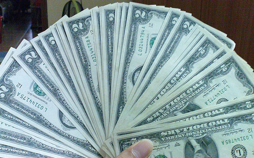 Càng sát Tết Nguyên đán, nhu cầu đổi tiền làm quà Lì xì càng tăng mạnh. Một bộ phận người Việt coi tờ 2 USD là đồng tiền may mắn, vì thế, giá trị của món hàng này cũng vì thế liên tục tăng lên vào những ngày giáp Tết <i>- Nguồn: VTV.</i><br>