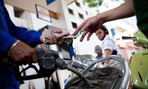 Giảm giá xăng: 3 lần giảm không bằng 1 lần tăng