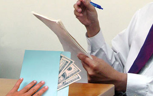 Bên cạnh niềm tin về triển vọng nền kinh tế, các nhà đầu tư cũng vẫn còn
 e ngại về rào cản cho các hoạt động kinh doanh ở Việt Nam. 88% chọn lựa
 yếu tố tham nhũng là rào cản quan trọng nhất đối với các nhà đầu tư - Ảnh minh họa. 