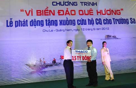 Ông Trần Bá Dương, chủ tịch Hội đồng Quản trị - Tổng giám đốc Thaco đã trao cho ông Lê Thế Chữ, Phó tổng biên tập Báo Tuổi trẻ số tiền 3,5 tỉ đồng.