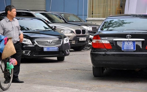 Nghị quyết của Quốc hội nhấn mạnh đến việc Chính phủ cần triệt để tiết kiệm chi cho bộ máy quản lý nhà nước và sự nghiệp công; không mua xe công (trừ xe chuyên dùng theo quy định của pháp luật);...