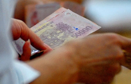 Một phương án được nhiều người kỳ vọng là ở kỳ họp tới, Quốc hội chấp nhận đề xuất của Chính phủ thì khi luật có hiệu lực (đề nghị của cơ quan thẩm tra là từ 1/7/2013) người độc thân có thu nhập 9 triệu đồng/tháng, người có hai người phụ thuộc có thu nhập 16,2 triệu đồng/tháng vẫn chưa phải nộp thuế thu nhập cá nhân.