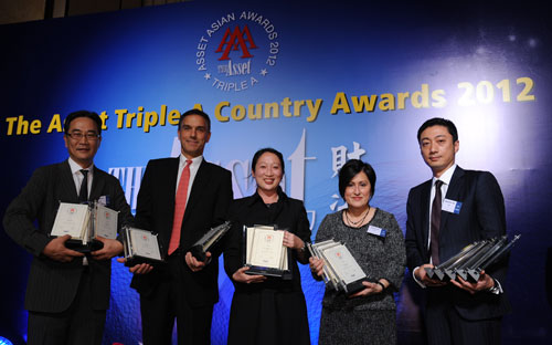 Ông Micheal Zink, Giám đốc Citi khu vực ASEAN (thứ hai từ bên trái sang) nhận giải thưởng cho Citi Việt nam.