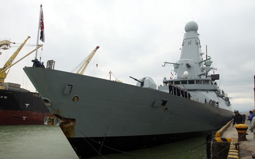 Tàu Hải quân Hoàng gia Anh Daring vào cảng Tiên Sa, Đà Nẵng - Ảnh: Thanh Niên.<br>