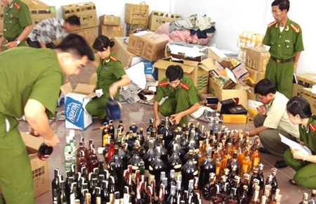 Cơ quan chức năng đang kiểm tra một cửa hàng kinh doanh rượu ngoại.