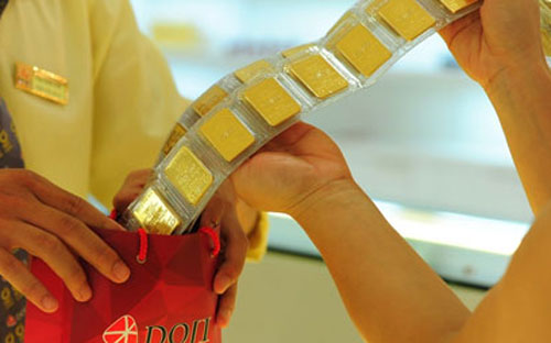 So với giá vàng thế giới quy đổi, giá vàng SJC hôm nay cao hơn khoảng 3,3-3,4 triệu đồng/lượng.