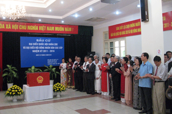 Khu vực bỏ phiếu số 3 phường Nguyễn Du, thành phố Hà Nội tiến hành nghi thức trước khi bắt đầu bỏ phiếu - Ảnh: Chinhphu.vn