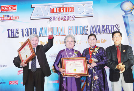 GS. Tổng biên tập Thời báo Kinh tế Việt Nam Đào Nguyên Cát và hai nghệ nhân Tôn Nữ Thị Hà và Phan Tôn Tịnh Hải nhận Kỷ niệm chương xác nhận Kỷ lục Việt Nam.