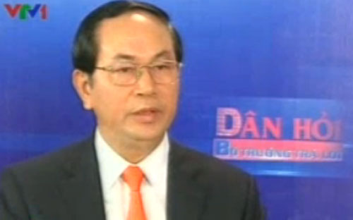 Trả lời trong chương trình “Dân hỏi - Bộ trưởng trả lời” trên VTV1 tối 21/10, Thượng tướng Trần Đại Quang, Bộ trưởng Bộ Công an, cho biết, từ đầu năm 2012 đến nay, lực lượng công an đã phát hiện 891 vụ vi phạm pháp luật về tham nhũng, kinh tế, tội phạm về chức vụ, tăng 583 vụ so với năm 2011. <br><br>Về những vụ án liên quan đến Nguyễn Đức Kiên, Dương Chí Dũng..., theo Bộ trưởng, đây là những vụ án điểm liên quan đến lĩnh vực kinh tế nói chung và đặc biệt là lĩnh vực ngân hàng mà dư luận đang hế