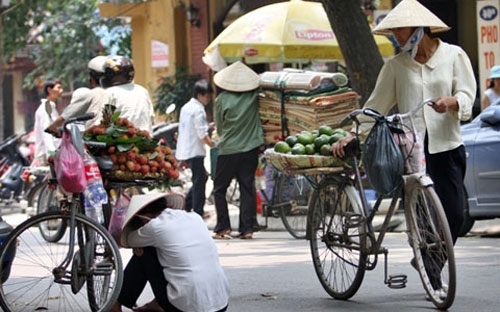 Theo các chuyên gia lao động, dù được cụ thể về 77 loại công việc cấm 
sử dụng lao động nữ, đặc biệt là người mang thai, đang nuôi con nhỏ, 
nhằm bảo vệ sức khỏe sinh sản... nhưng để đi vào cuộc sống, rất khó khả 
thi.