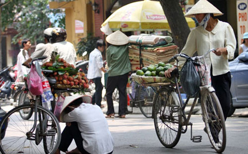  Theo các chuyên gia lao động, dù được cụ thể về 77 loại công việc cấm 
sử dụng lao động nữ, đặc biệt là người mang thai, đang nuôi con nhỏ, 
nhằm bảo vệ sức khỏe sinh sản... nhưng để đi vào cuộc sống, rất khó khả 
thi. 