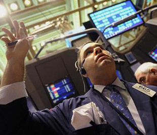 Chứng khoán Mỹ tiếp tục đi xuống trong phiên giao dịch đầu tuần do tác động từ hàng loạt thông tin không khả quan liên quan đến kết quả kinh doanh của nhiều tập đoàn - Ảnh: AP.