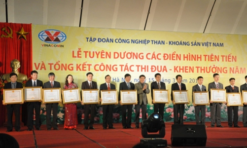 Thủ tướng yêu cầu làm rõ việc lãng phí quà tặng tại TKV