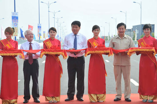 Đại diện UBND Tp.HCM và lãnh đạo Bộ Giao thông Vận tải cắt băng khánh thành cầu Rạch Chiếc - Ảnh: TN.