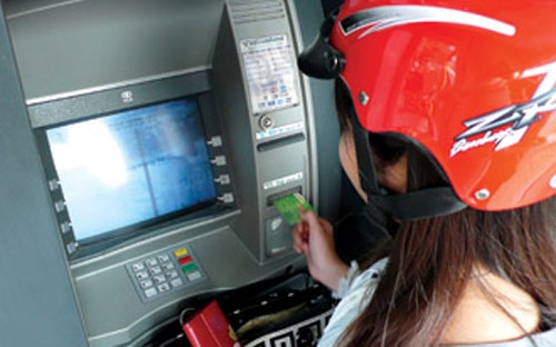 Một cái lợi là các ngân hàng có thể huy động vốn giá rẻ từ lượng tiền gửi tại các máy ATM.