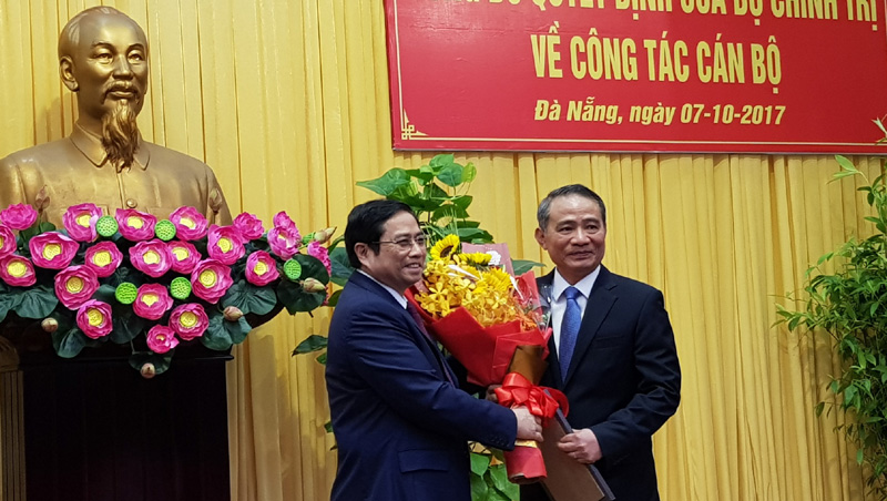 Trưởng ban Tổ chức Trung ương Phạm Minh Chính (bên phải) trao quyết định và tặng hoa chúc mừng ông Trương Quang Nghĩa nhận nhiệm vụ mới.<br>