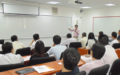 TS. Lê Thẩm Dương trong một buổi thuyết giảng về Quản trị tài chính.