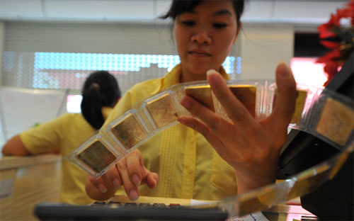 Lúc 15h chiều nay, giá vàng quốc tế quy đổi theo giá USD tự do 
và chưa tính chi phí vào khoảng 37,9 triệu đồng/lượng, thấp hơn giá vàng
 SJC bán lẻ khoảng 4,5 triệu đồng/lượng - Ảnh minh họa.<br>