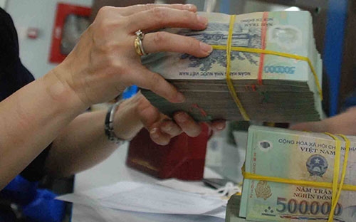 Dragon Capital nhận thấy, từ đầu năm đến nay, các ngân hàng đã sẵn 
sàng hơn trong việc gia hạn các khoản nợ cũ với mức lãi suất thấp hơn và
 điều này giúp hạ lãi suất cho vay nhanh hơn so với trong năm 2012.