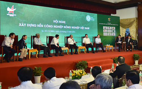 Thủ tướng đối thoại với các doanh nghiệp tại hội nghị chiều 18/12.<br>