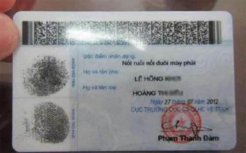 Mẫu chứng minh nhân dân mới áp dụng từ tháng 9/2012 có quy định phải ghi tên cha, mẹ ở mặt sau.<br>