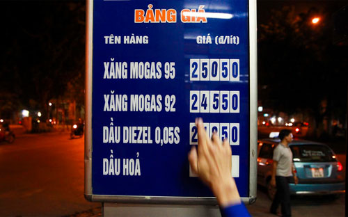 Theo niêm yết giá của Tập đoàn Xăng dầu Việt Nam (Petrolimex), giá xăng 
Ron 92 đã tăng lên 24.550 đồng/lít, thấp hơn 30 đồng so với mức trần 
24.580 đồng/lít mà liên bộ Tài chính - Công Thương cho phép - Ảnh: Tuổi Trẻ.<br>