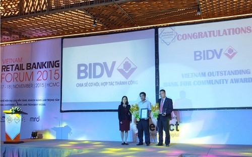 Đại diện lãnh đạo BIDV lên nhận giải thưởng.<br>
