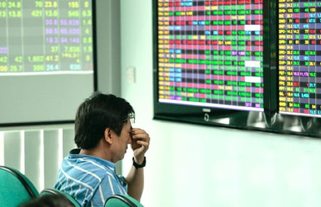 Dù là vô tình hay cố ý thì việc quên mất nghĩa vụ của mình, các công ty đại chúng chẳng khác nào đang bị mắt nhà đầu tư và cổ đông.