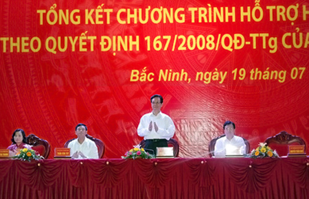 Thủ tướng Chính phủ Nguyễn Tấn Dũng: "Người thu nhập thấp, công nhân viên chức không thể mua được nhà kinh doanh như hiện nay”.