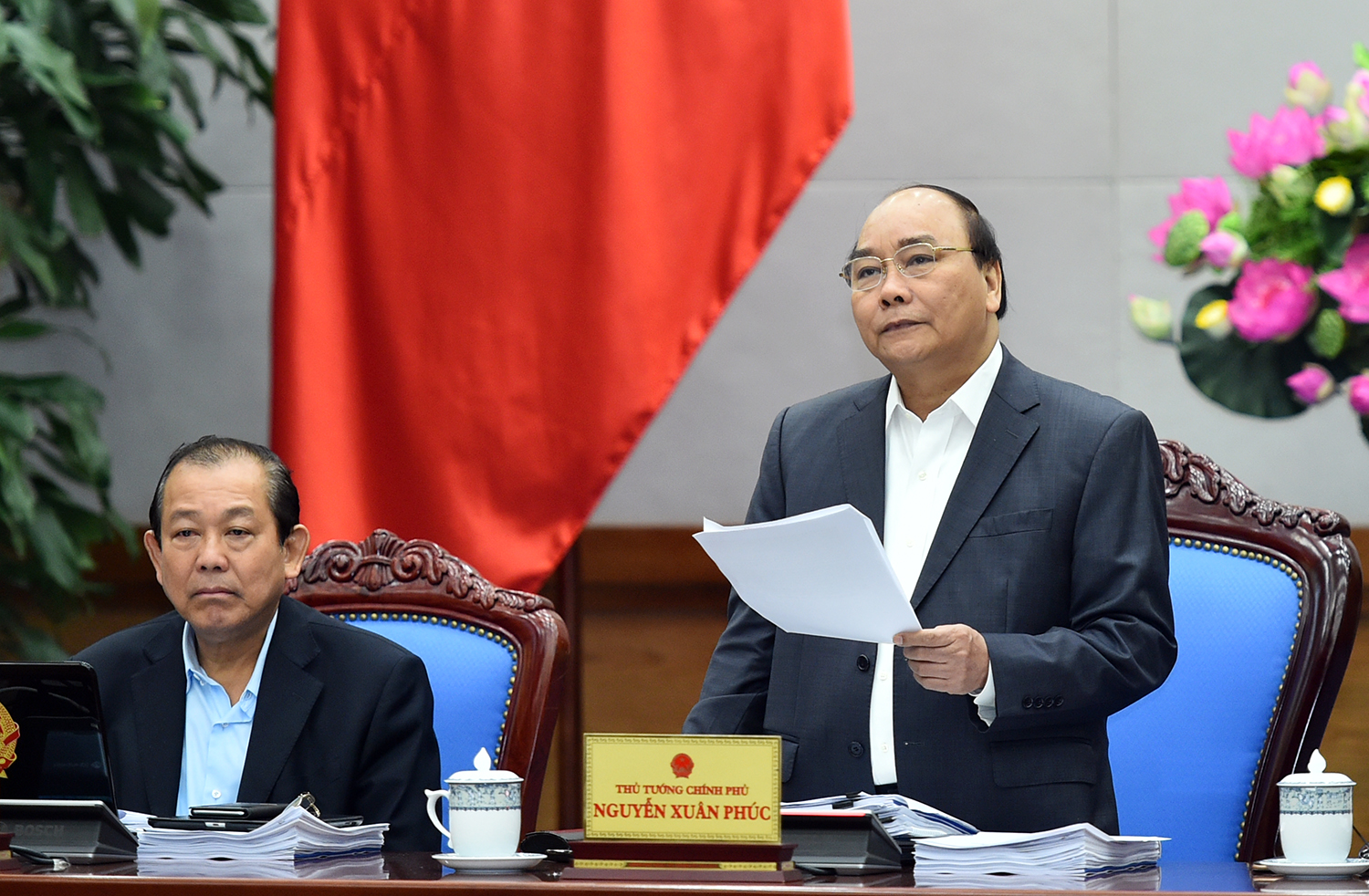 Thủ tướng đặt vấn đề: “Có thể tăng vốn đầu tư xã hội thêm 3%, lên 35% GDP được không? Làm sao để nước ngoài không thôn tính các ngành quan trọng của Việt Nam? Làm sao phân bổ nguồn lực theo tín hiệu thị trường đạt kết quả tốt nhất? Làm sao công nghiệp khai thác được đẩy mạnh, cơ chế nào?”.