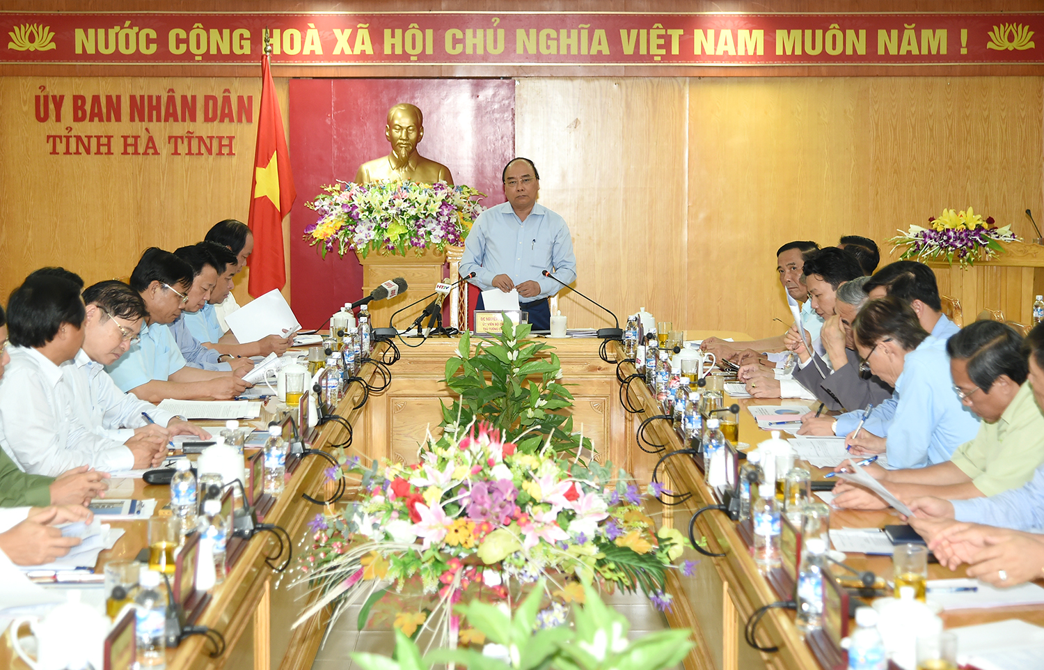 Thủ tướng làm việc với lãnh đạo các bộ, ngành, địa phương và Công ty FHS ngày 24/7.<br>