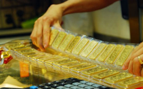 Ngân hàng Nhà nước cho biết, trong gần 4 tháng qua, cơ quan này đã tổ 
chức 46 phiên đấu thầu vàng miếng. Trong đó, khối lượng chào thầu là 
1.348.000 lượng vàng, tương đương hơn 51,8 tấn vàng, còn khối lượng 
trúng thầu là 1.245.400 lượng vàng, tương đương 47,9 tấn vàng.