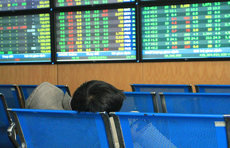 Theo thông kê, trên sàn HOSE, vốn hóa toàn thị trường tính đến ngày 22/8 đạt 653.314,41 tỷ đồng, giảm 41.225 tỷ đồng so với mức 694.539,84 tỷ đồng của ngày 20/8.