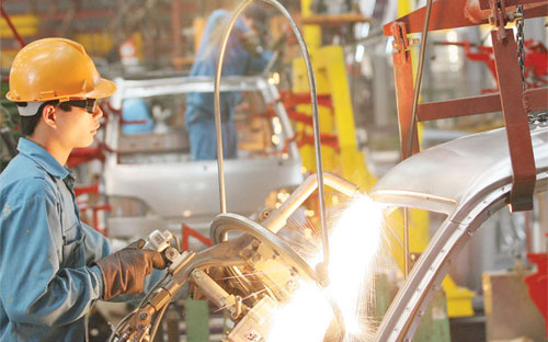 Tại Nghị quyết số 1 về những giải pháp thực hiện Kế hoạch phát triển kinh tế - xã hội năm 2013 mà Chính phủ vừa ban hành, với 9 nhóm giải pháp, trong đó cũng đã nhấn mạnh đến đẩy mạnh thực hiện 3 đột phá chiến lược gắn với tái cơ cấu nền kinh tế, chuyển đổi mô hình tăng trưởng...