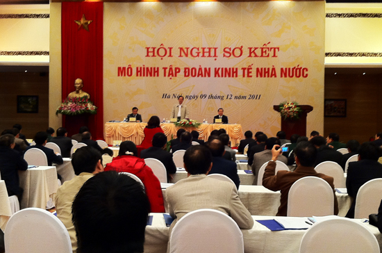 Tại hội nghị hôm 9/12, Thủ tướng yêu cầu Bộ Kế hoạch và Đầu tư: “Phải tổng kết sâu hơn mô hình tập đoàn kinh tế nhà nước, mới dừng ở mức này là chưa thật rõ” - Ảnh: Anh Quân.